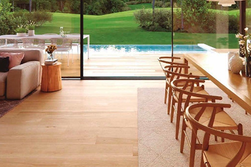 flv-serveis-ferme-una-casa-4 Comedor de una casa con vistas a la piscina